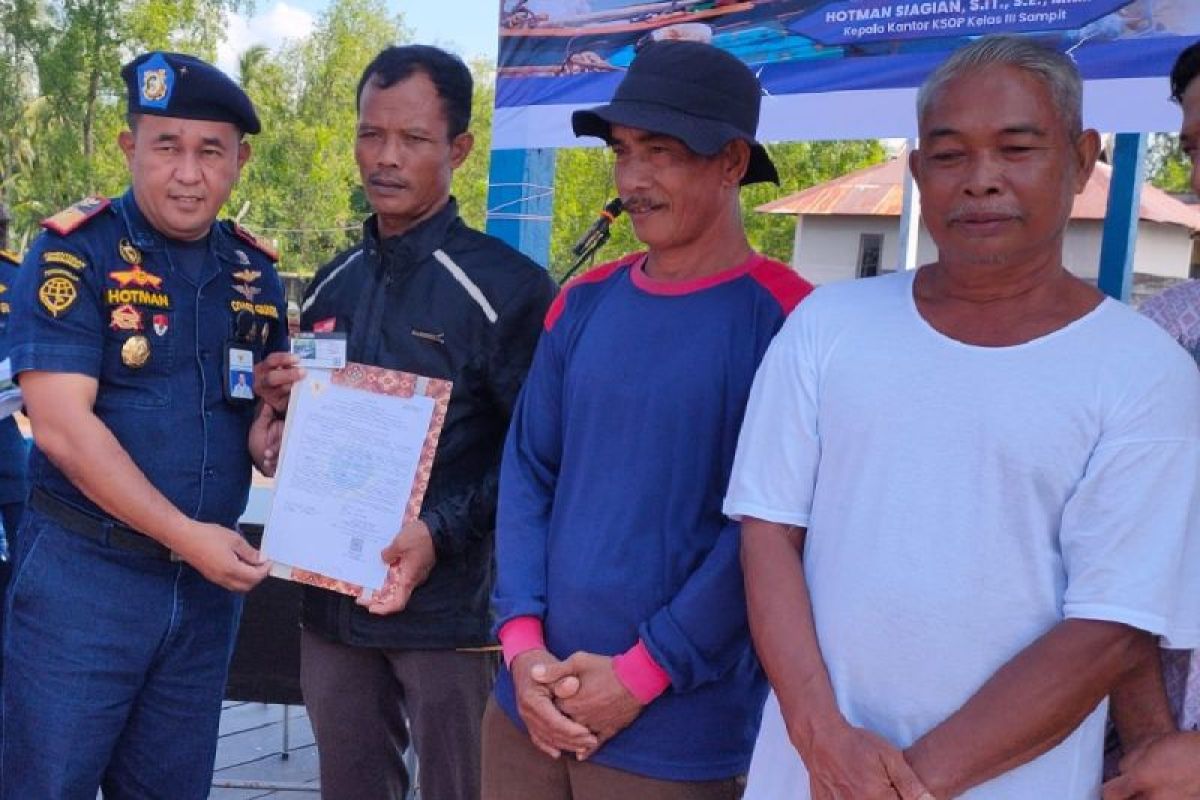 KSOP Sampit serahkan 1.816 E-Pas Kecil kepada nelayan