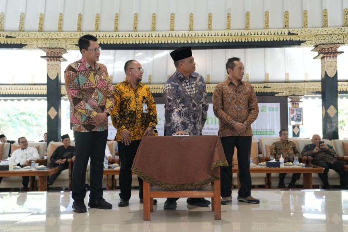 Bupati meluncurkan LKSPWU Bank Pembiayaan Rakyat Syariah Sleman