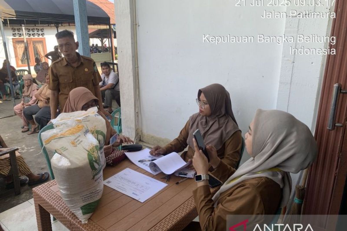 Ribuan warga kurang mampu di Belitung terima bantuan beras
