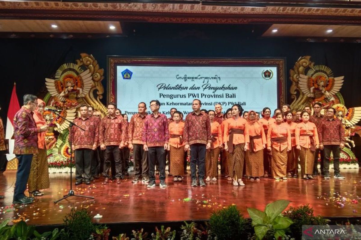 PWI kukuhkan pengurus Bali tekankan peningkatan kualitas wartawan