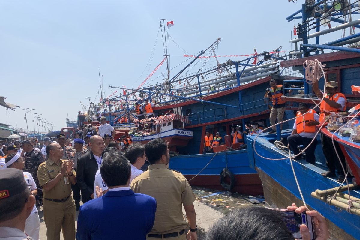 Polisi mengawal "Sedekah Laut Nadran 2025" di Dermaga Muara Angke