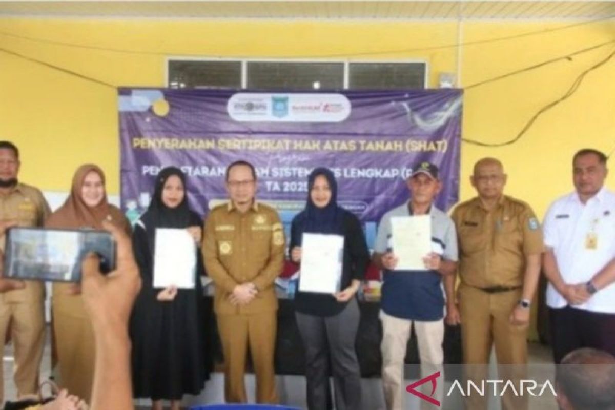Pemkab Bangka Tengah bagikan 197 sertifikat tanah PTSL