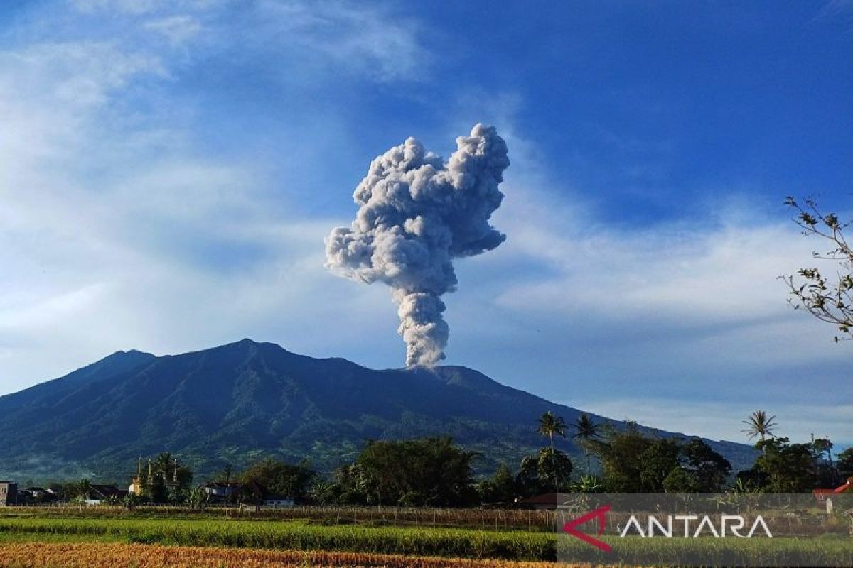 Gunung Marapi kembali erupsi, lontarkan abu vulkanik setinggi 500 meter