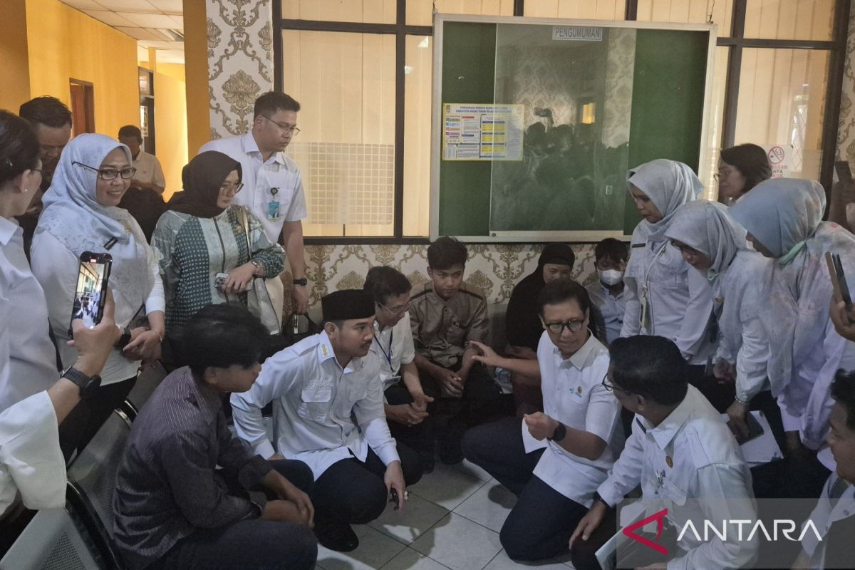Minister visits leprosy patients, pushes early screening