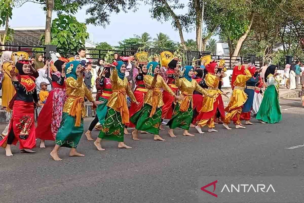 Ratusan peserta pejalan kaki ramainkan pawai Muharram di Kapuas