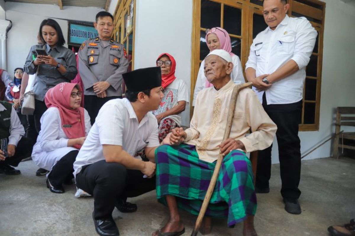 Pemkab Trenggalek berikan bantuan beras untuk 73 ribu warga