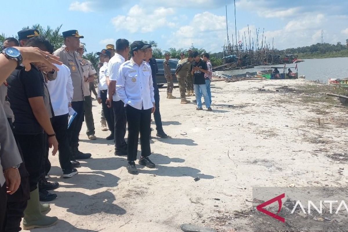 Bupati Bangka Tengah minta penambangan di bawah SUTT dihentikan