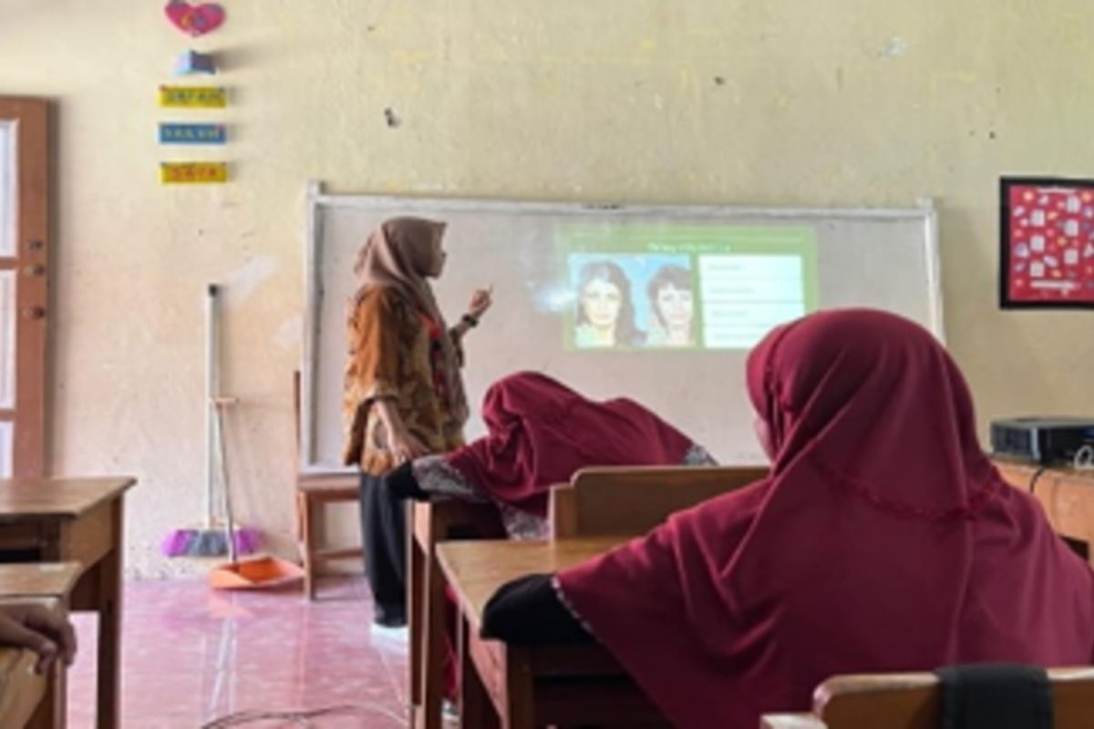 Mahasiswa UHO ajak siswa SMPN 5 Satap Liukang Tupabiring Utara kenali bahaya narkoba