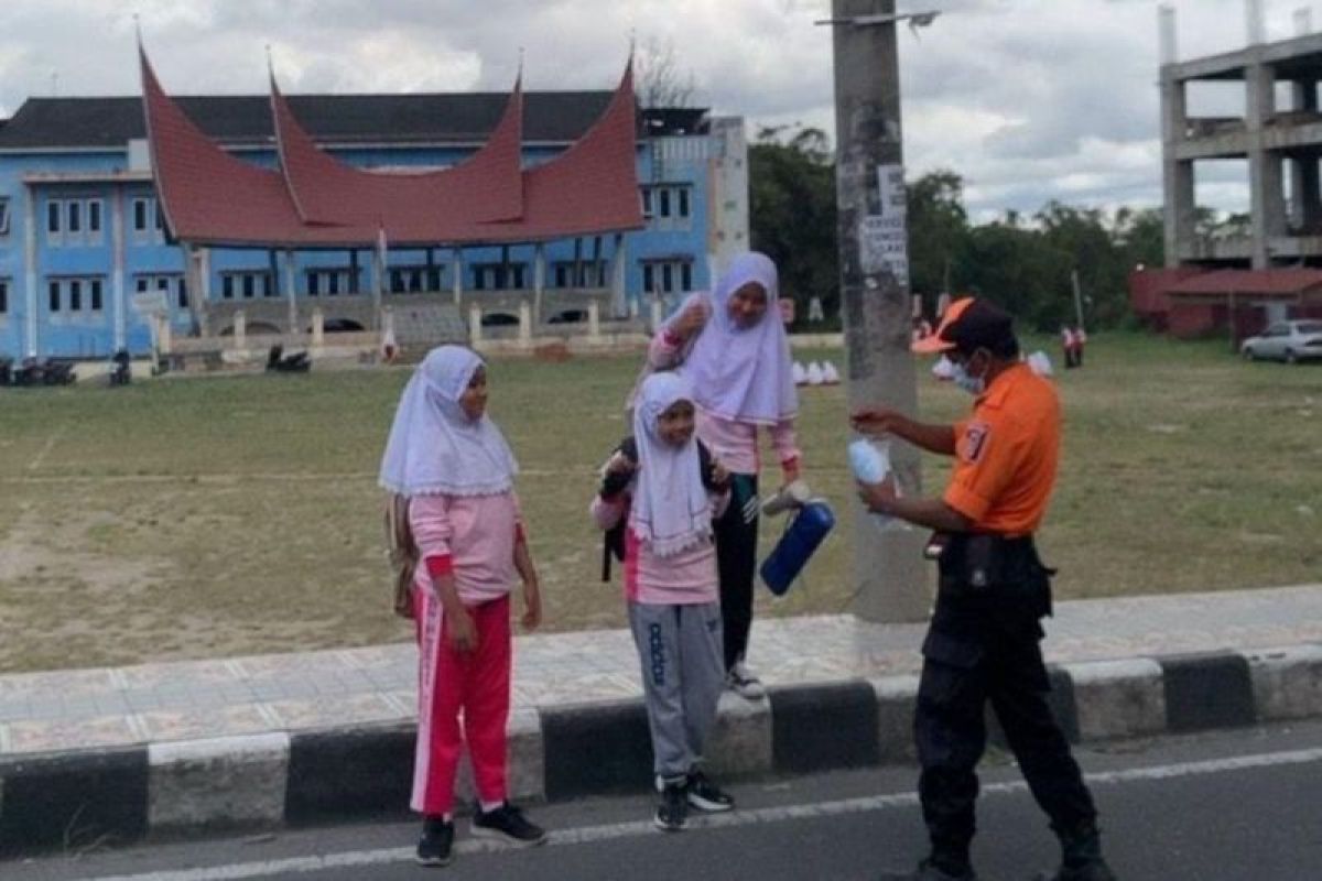 Pemkab Agam bagikan ribuan masker ke warga usai Gunung Marapi erupsi (Video)
