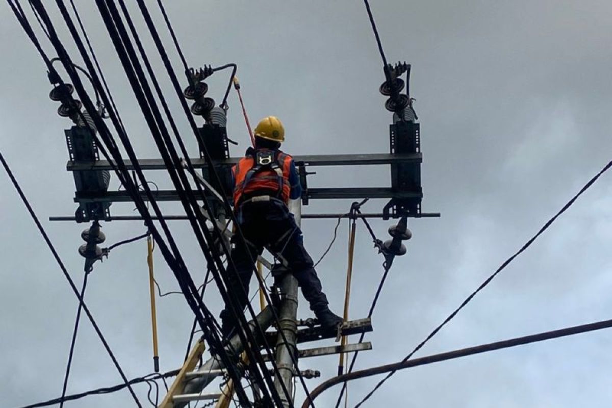 PLN UP3 Ambon  pulihkan listrik di Amahusu usai banjir dan longsor