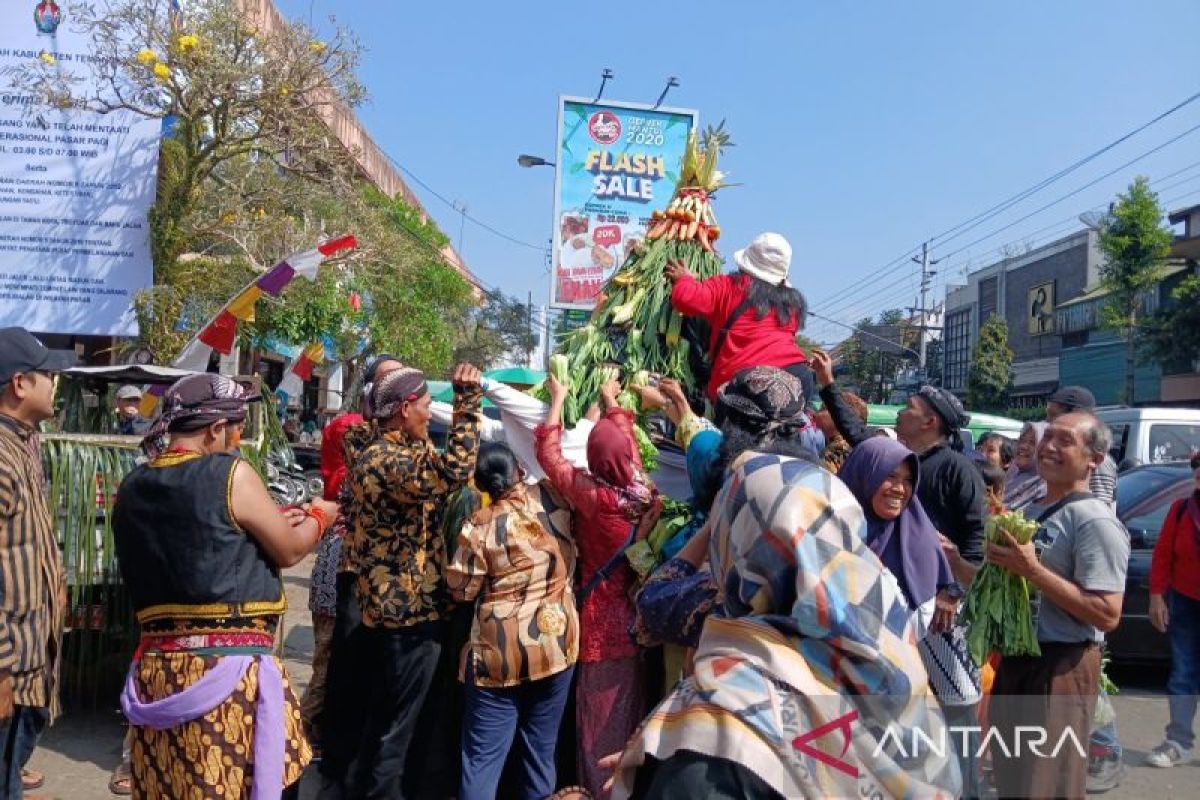 Pedagang Pasar Kliwon Temanggung gelar gerebek