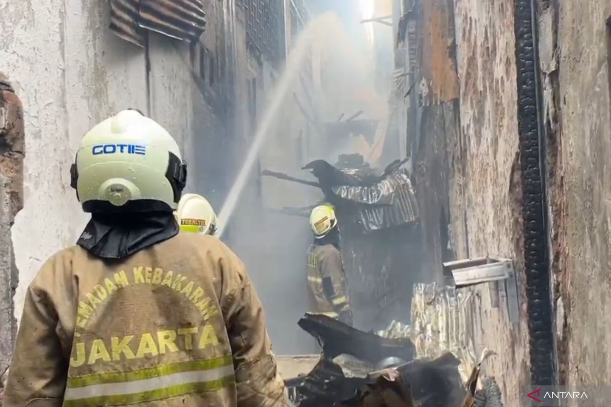 Dua orang alami luka bakar akibat kebakaran kios di Jatinegara