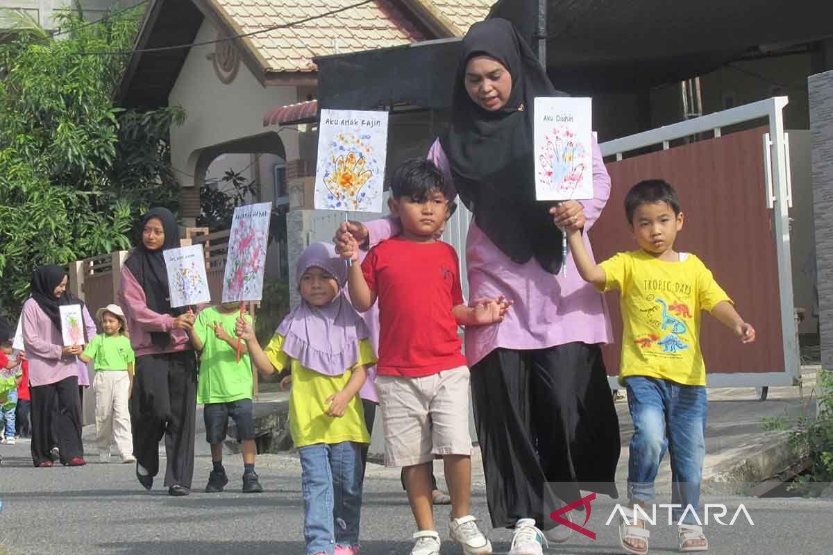 Puluhan anak PAUD di Aceh meriahkan HAN dengan pawai jalan kaki