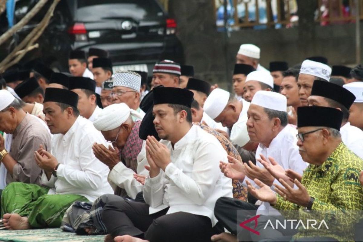 Doa ditengah kemarau: Bupati Paluta shalat Istisqa bersama warga