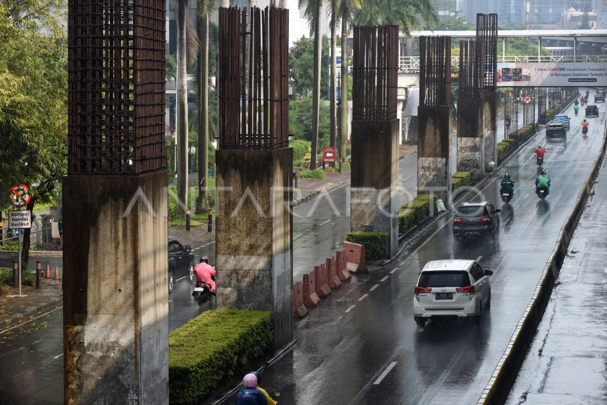 DKI kemarin, kebakaran di Jaktim hingga pembersihan tiang monorel