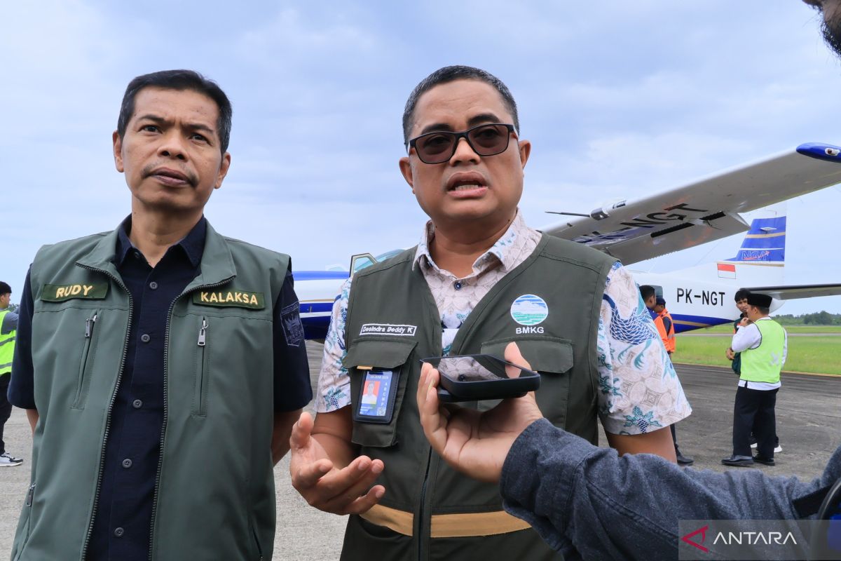 BMKG Minangkabau bakal tebar 10 ton NaCl tangani karhutla di Sumbar