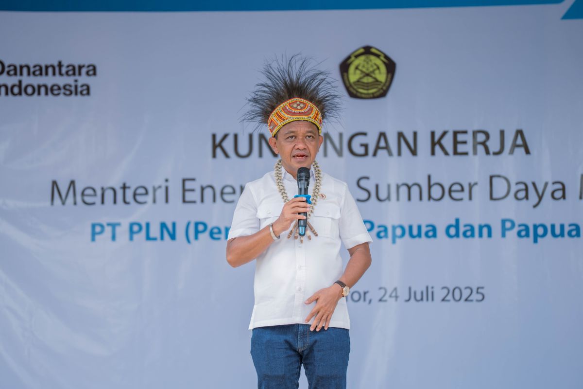 Menteri Bahlil pastikan pemerataan akses listrik desa di Papua