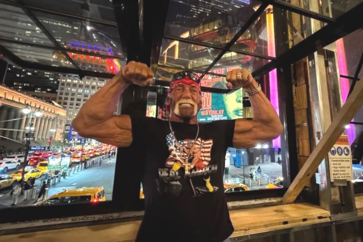 Pegulat legendaris Hulk Hogan  meninggal dunia pada usia 71 tahun