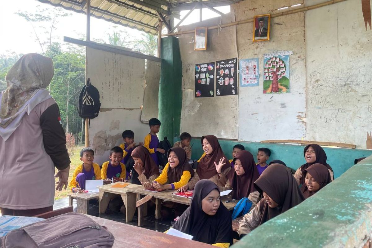 Sekolah rusak berat, siswa MI di pelosok Lebak belajar di gubuk