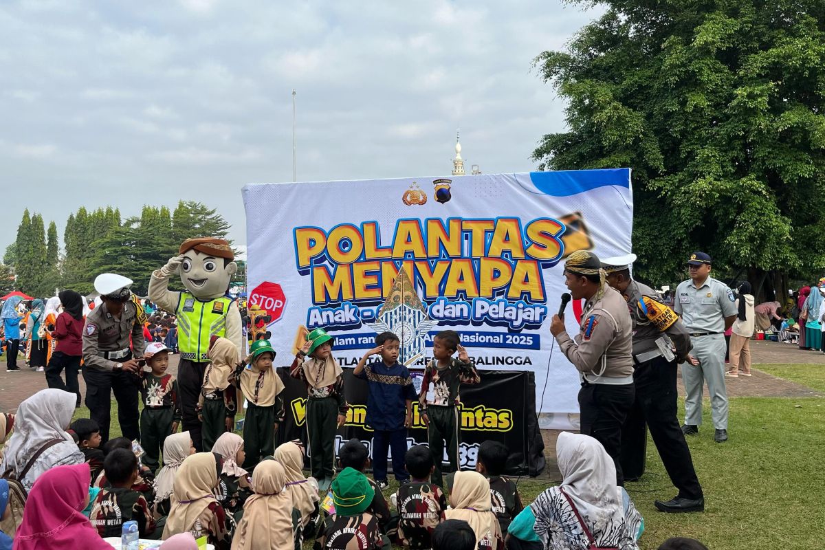 Satlantas Polres Purbalingga edukasi anak lewat wayang-badut polisi