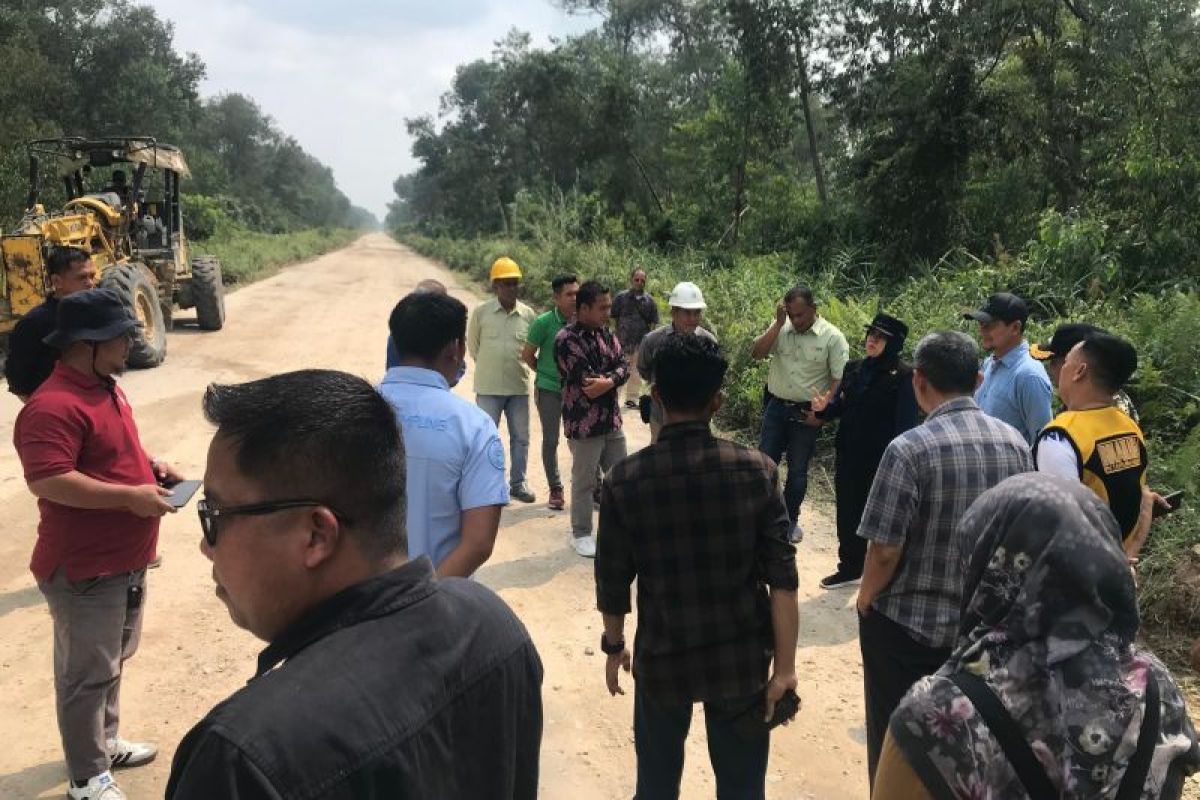 PT Arara Abadi Berikan Bantuan untuk Perbaikan Lintas Jalan Sungai Mandau-Perawang