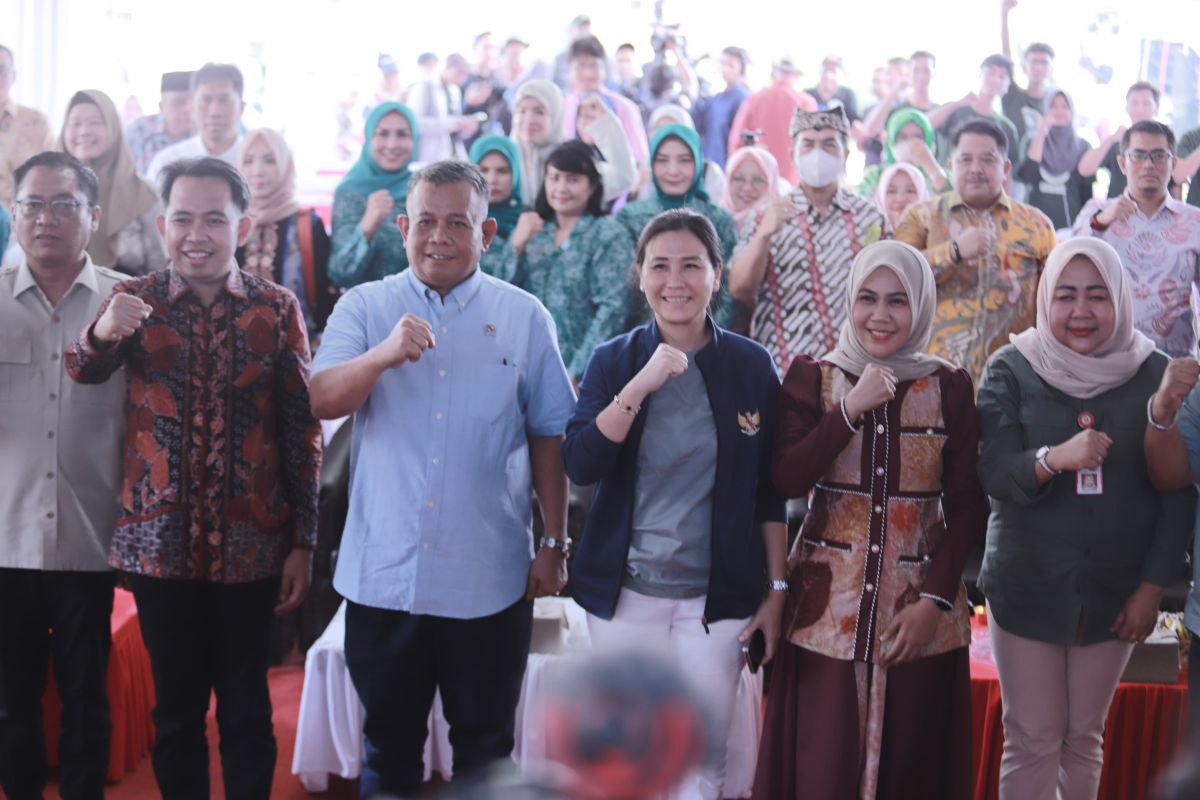 Wamen PPPA dan Wamen UMKM apresiasi Festival Egrang di Jember