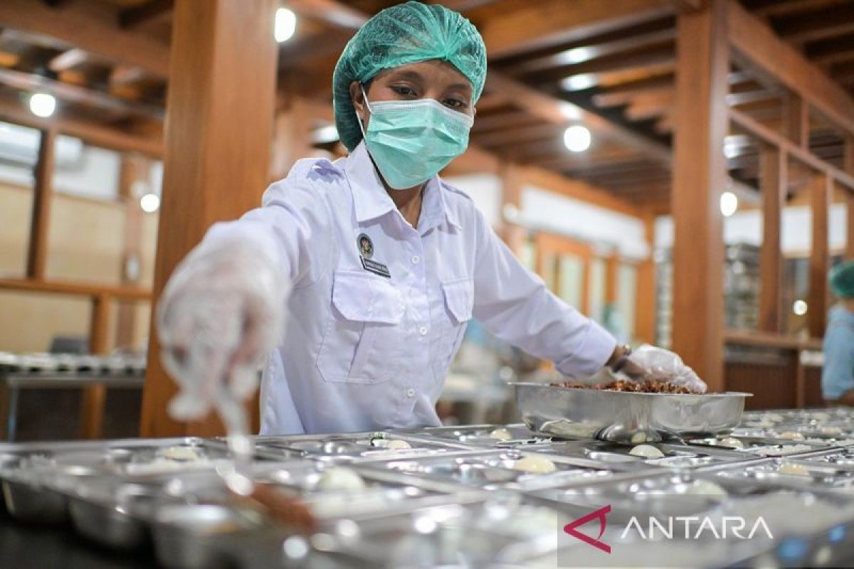 Police to start building 20 free meals kitchens in Lampung