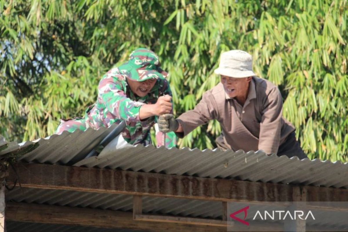 Gotong royong  warnai pembangunan pos kamling TMMD 125 Temanggung