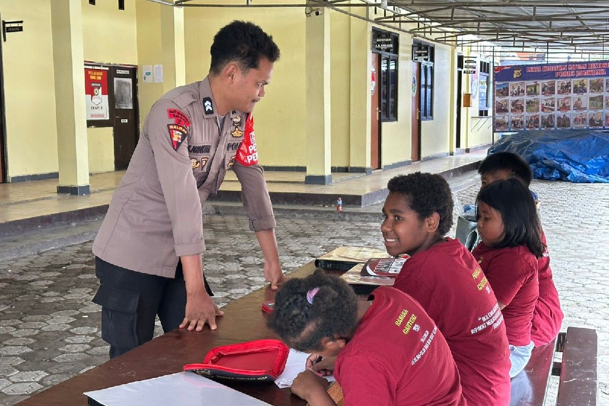 Personel Polres Jayawijaya mengajar anak baca dan menulis