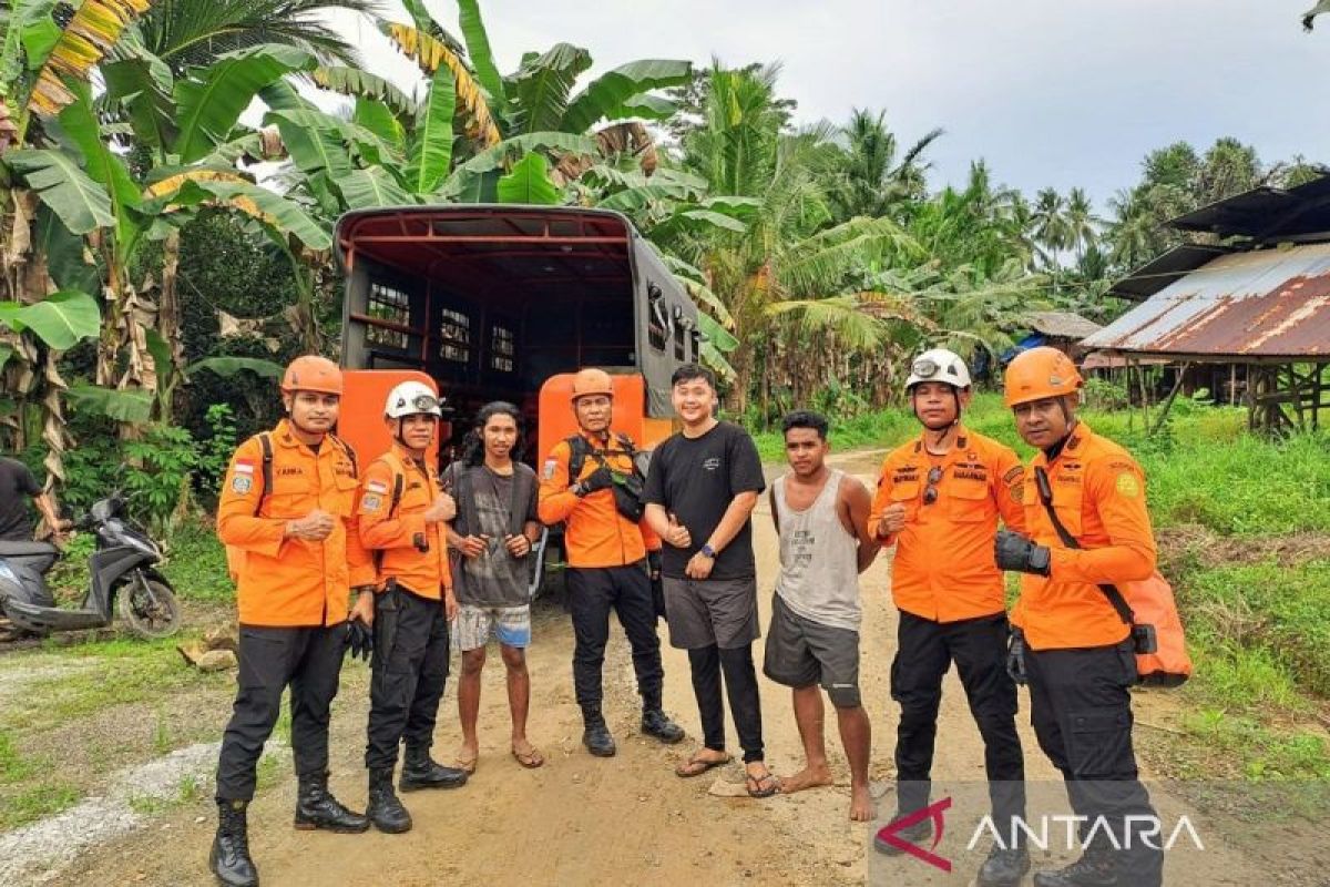 SAR Ambon  evakuasi tiga pemuda yang tersesat dalam hutan Tawiri
