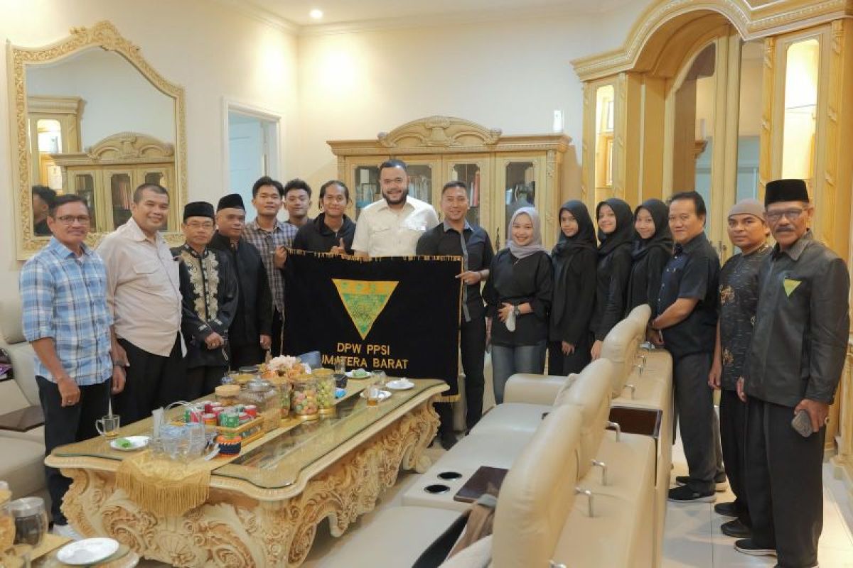 Wako Fadly Amran lepas atlet Pencak Silat Sumbar yang berlaga di Fornas 2025