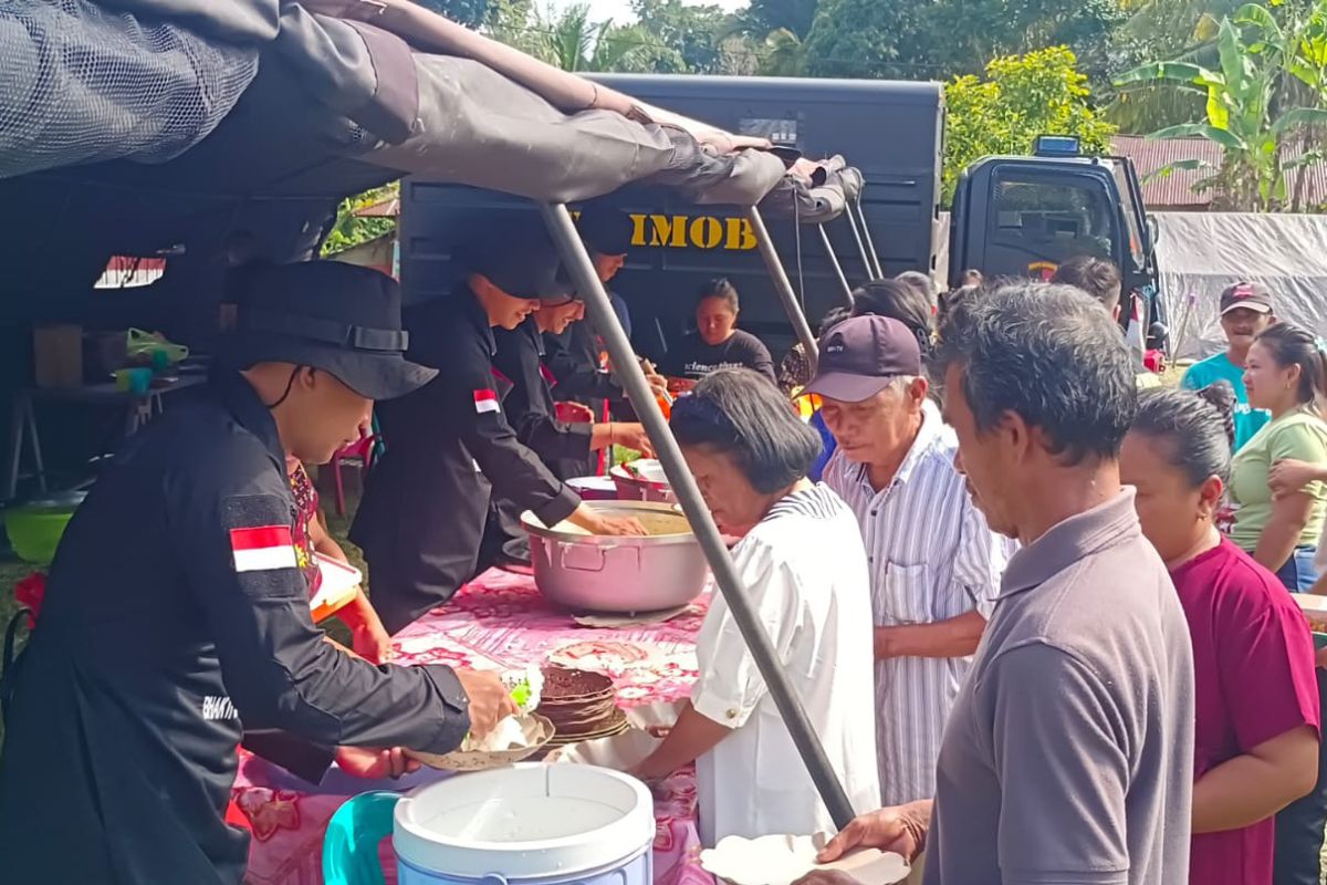 Satbrimob Polda Sulteng dirikan dapur lapangan untuk warga terdampak gempa Poso