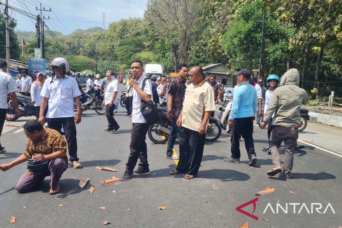 Polisi bujuk karyawan wisata Pasir Putih buka akses pantura Situbondo