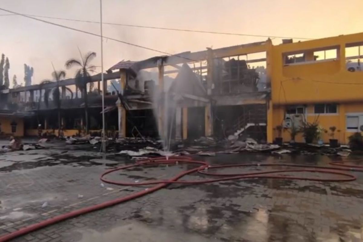 Kantor Disnakertrans Riau terbakar, sebagian besar ruangan hangus