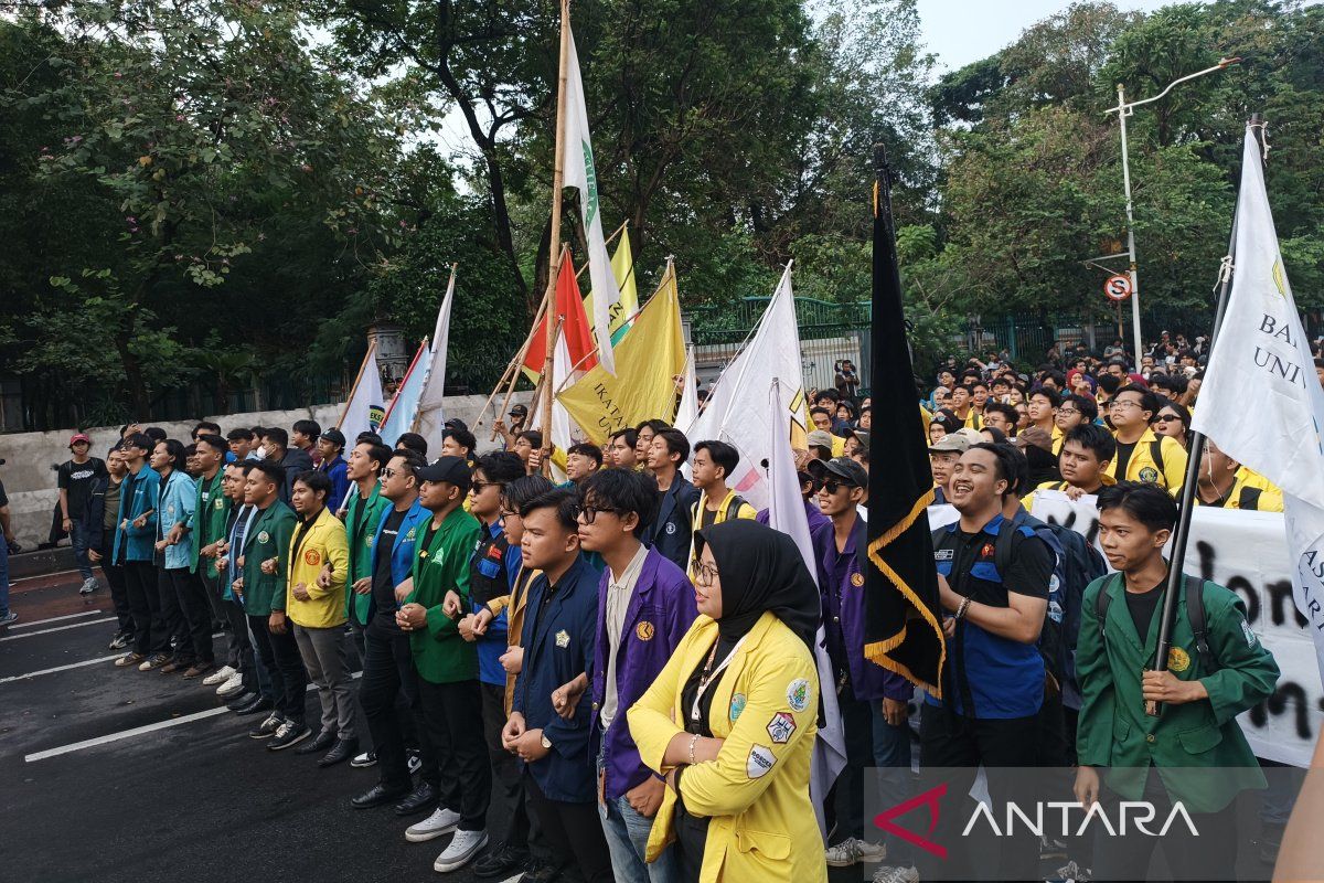 Seratusan massa BEM SI mulai gelar aksi di kawasan Monas