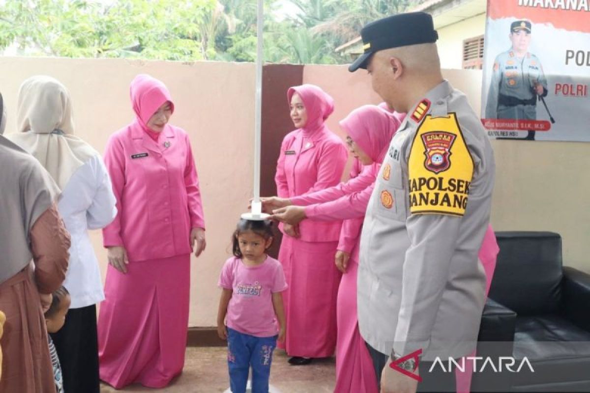 Kapolsek AKP Robby Ansharie Bahasuan turunkan stunting di Banjang
