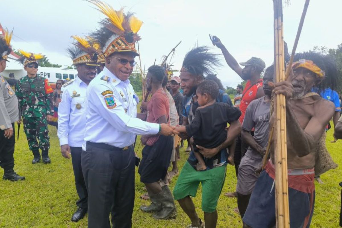 Bupati Puncak distribusi Dana Desa tahap I di dua distrik