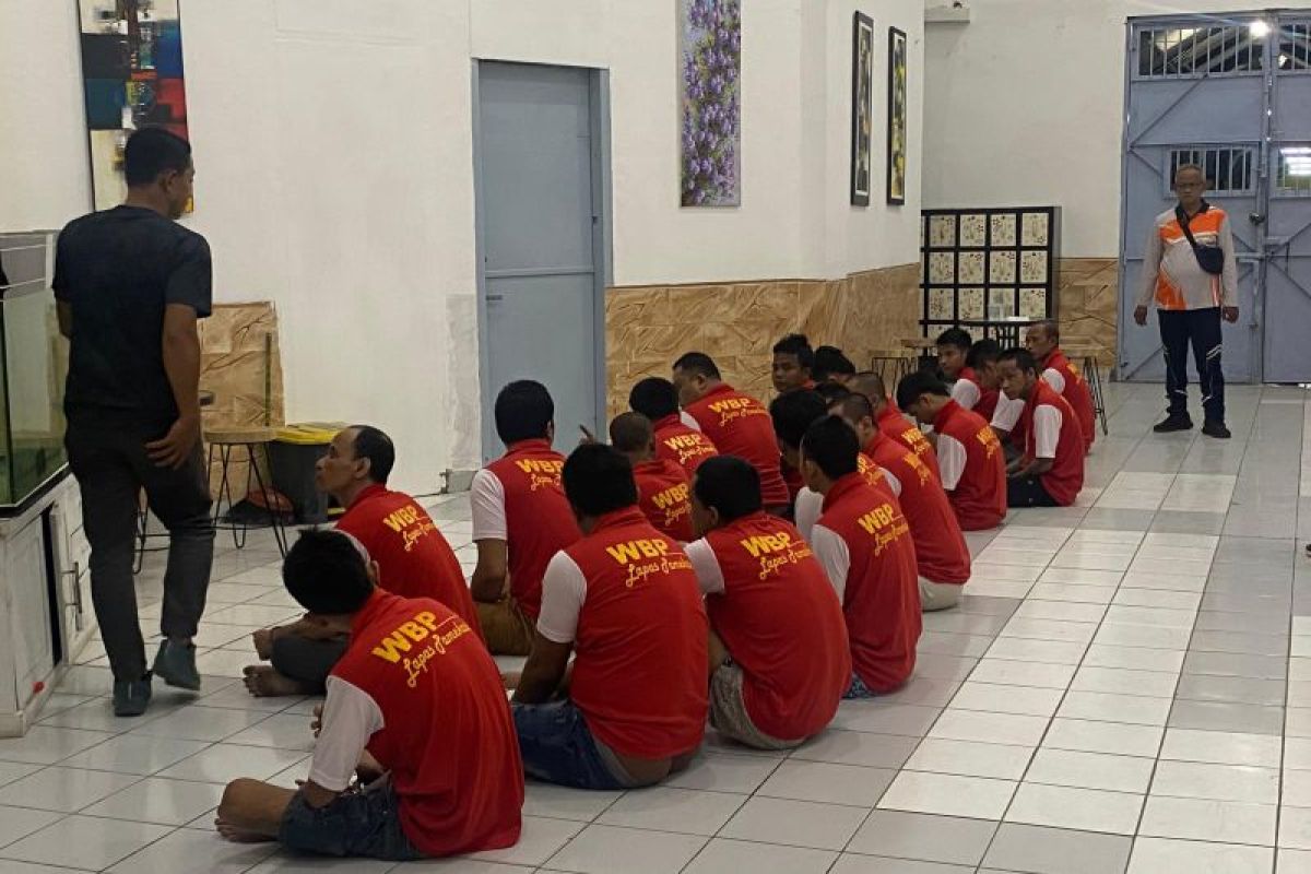 Puluhan narapidana berisiko tinggi dari Jatim dipindah ke Nusakambangan