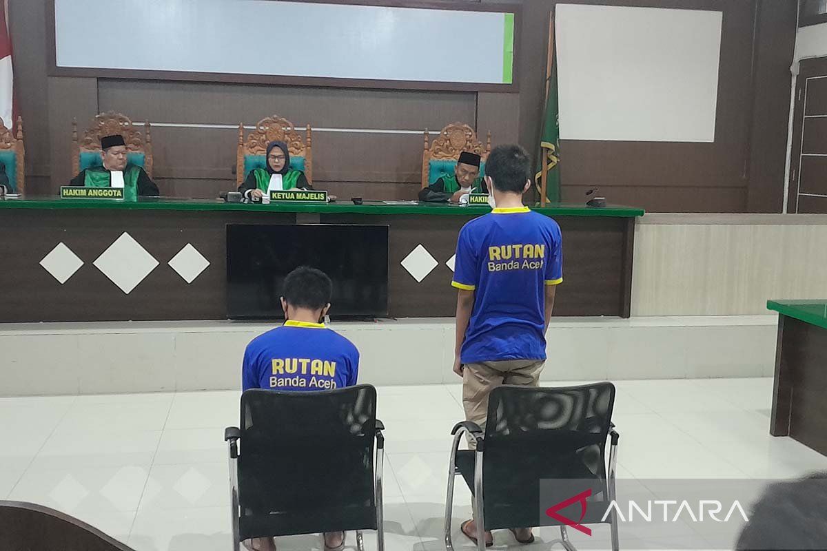 Dua terdakwa pasangan gay dituntut 170 kali hukuman cambuk
