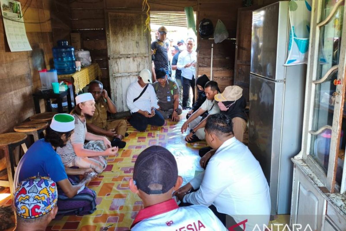 Kesbangpol Tapin turunkan paksa plang Khilafatul Muslimin