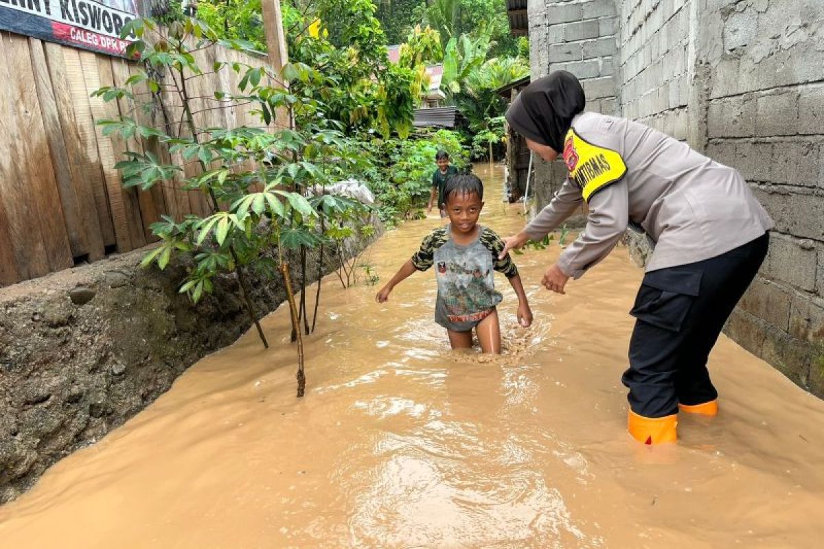 Polwan bantu evakuasi warga terdampak banjir di Wonosobo, Tanggamus