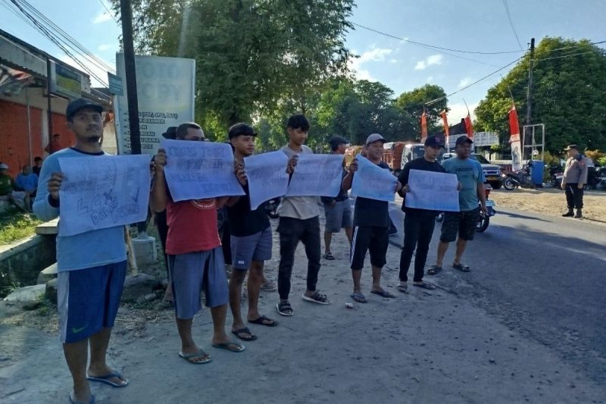 Warga Jenangan Ponorogo unjuk rasa minta penindakan truk ODOL