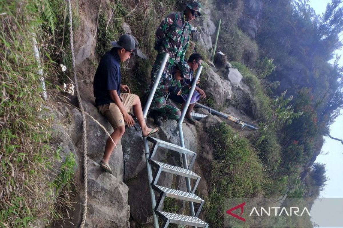 Anggota DPR pasang plang imbauan untuk pendaki di Gunung Rinjani