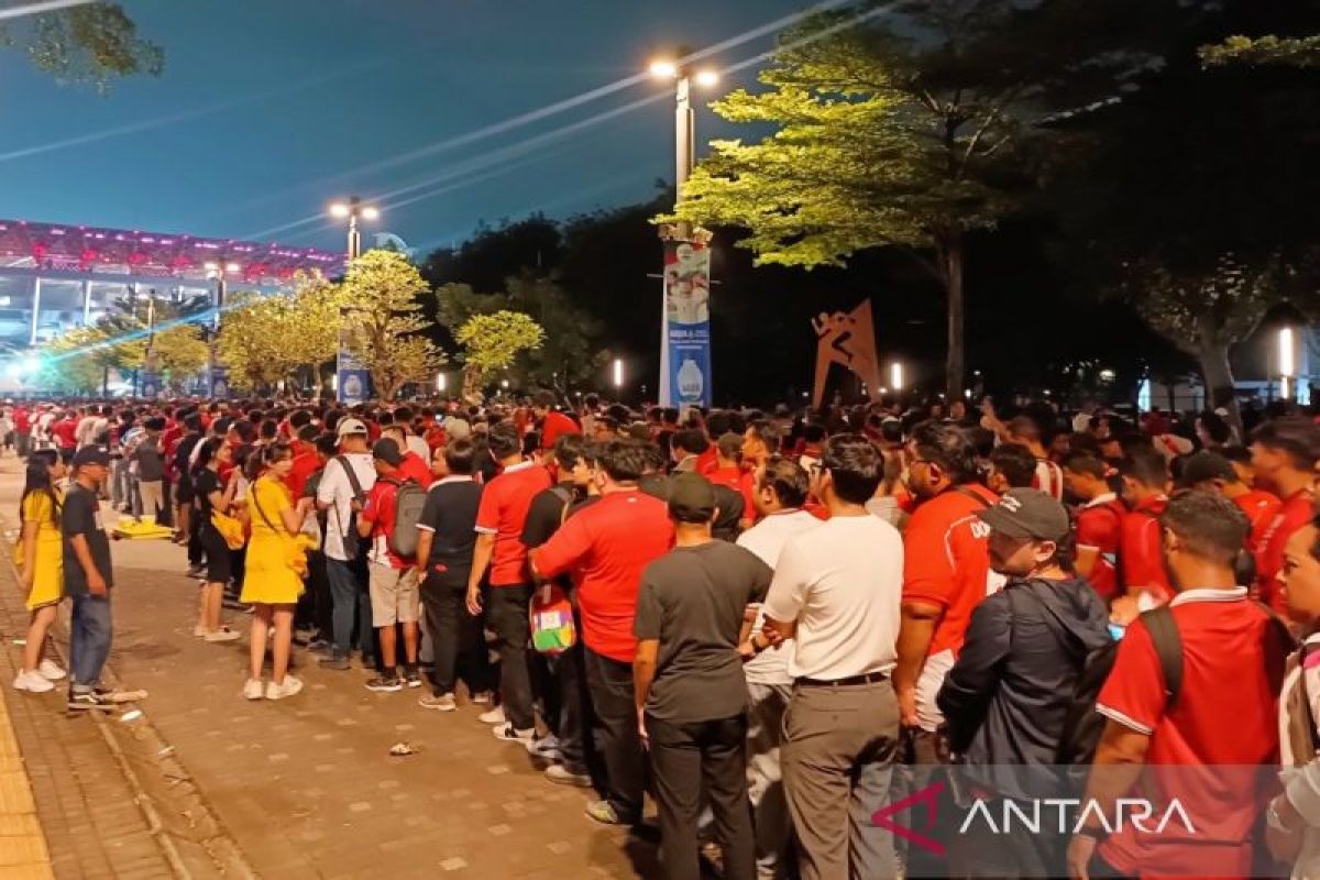 Ribuan pendukung Timnas Indonesia antre masuk GBK