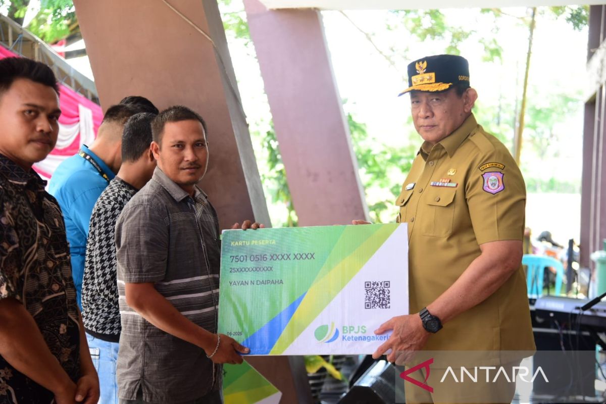 Gubernur salurkan bantuan premi asuransi nelayan