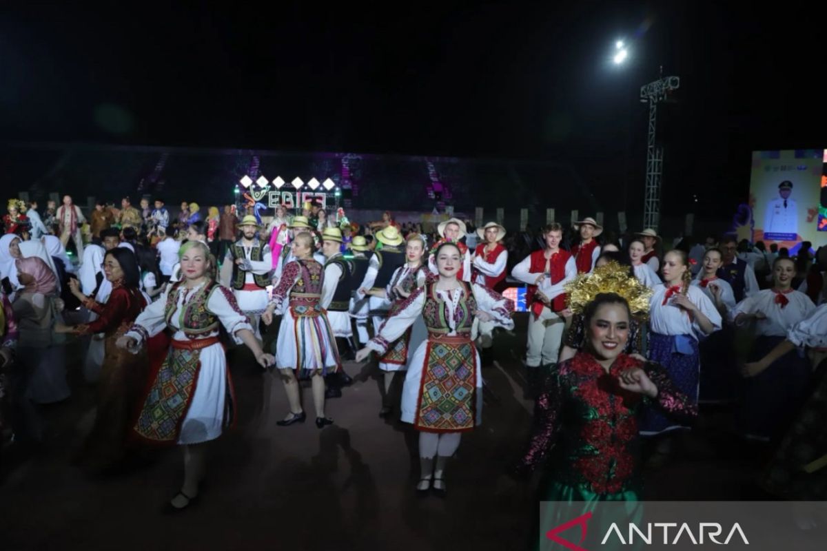 Delegasi mancanegara ikut menari massal Jepen di penutupan EBIFF 2025