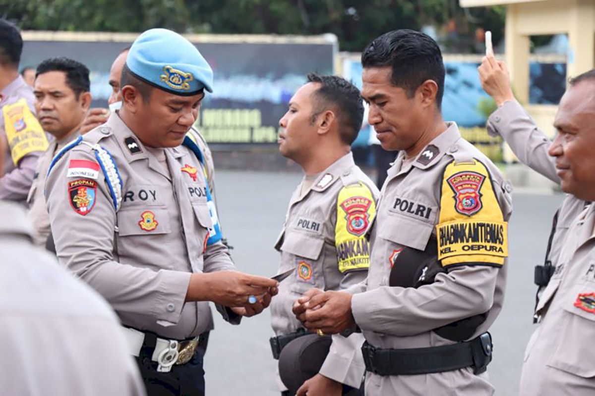 Anggota polisi diharapkan menjadi contoh yang baik di tengah masyarakat