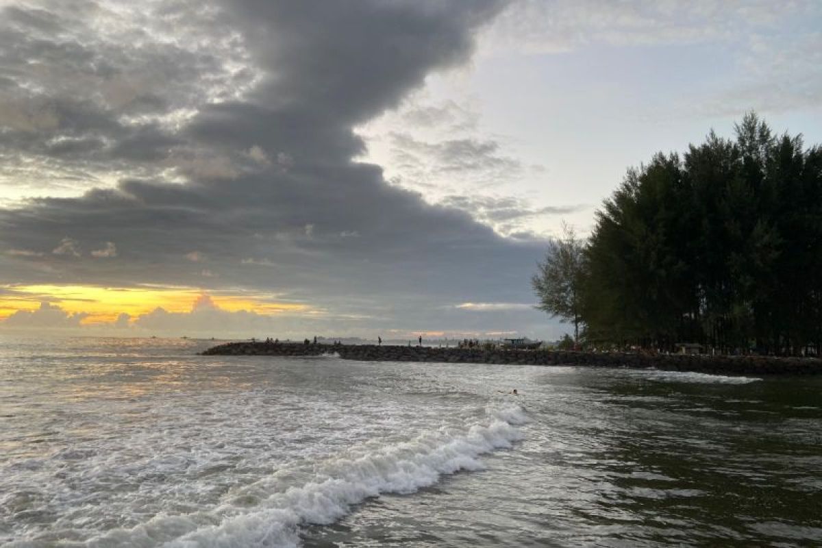 Mengintip keindahan Pantai Pasir Putih Padang