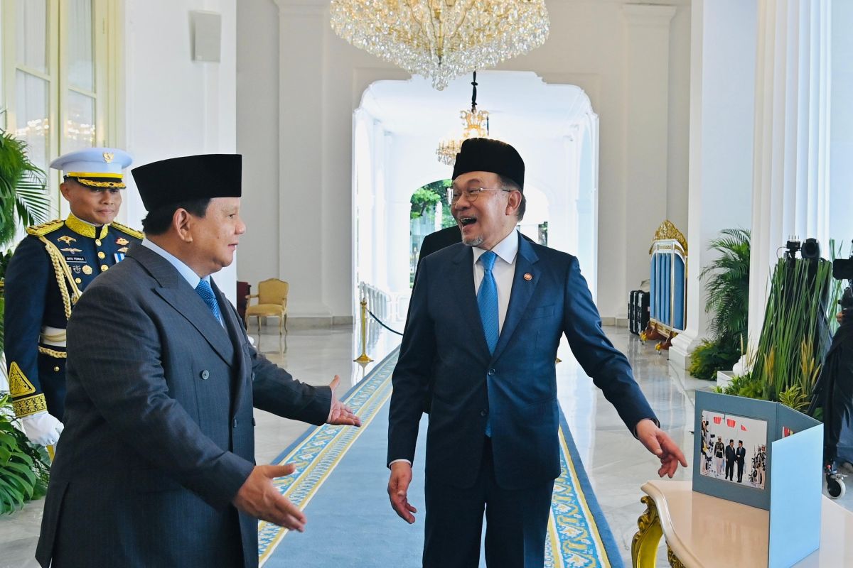 Prabowo perlihatkan album foto kunjungan ke PM Anwar sebelum berpisah