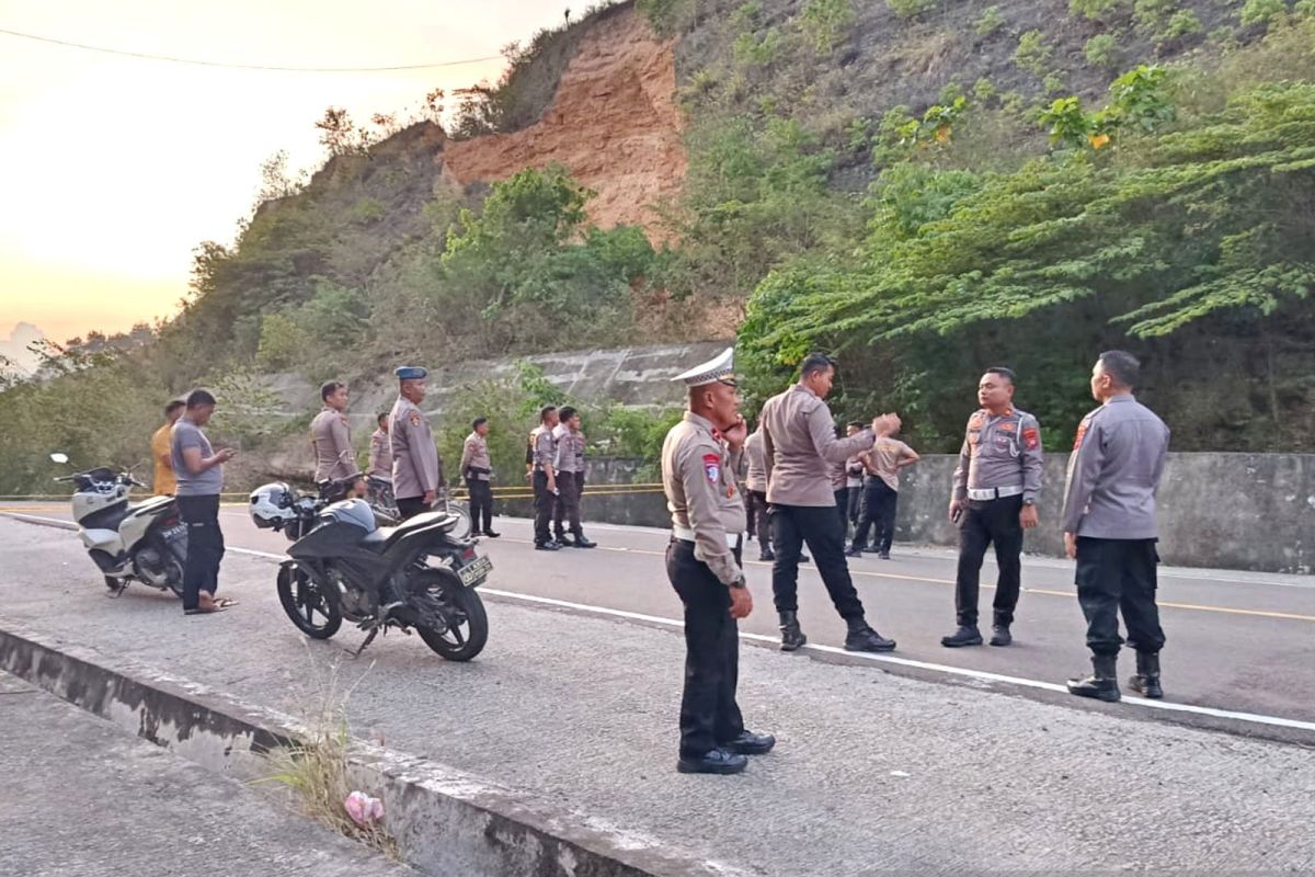 Polres Gorontalo alihkan arus lalu lintas di lokasi longsor